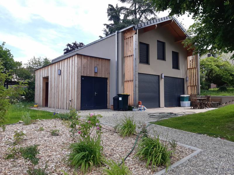 Construction d'une maison à étage en bois et en brique avec des matériaux naturels à Ste-Foy-Lès-Lyon (69)