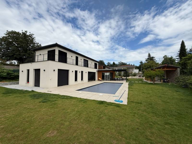 Construction d'une maison avec 1 étage et jardin aménagé à Vourles (69) près de Lyon