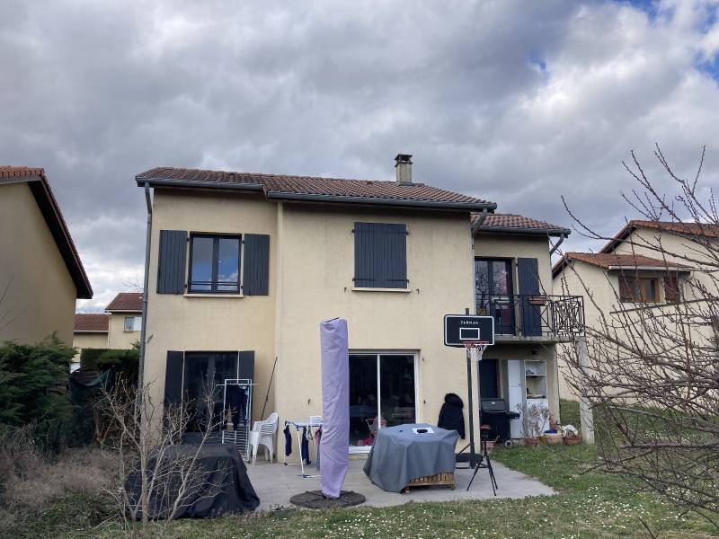 Rénovation globale d'une maison à Brignais, au sud-est de Lyon pour faire des économies d'énergies avec chaudière bois, panneaux solaires et isolation par l'extérieur